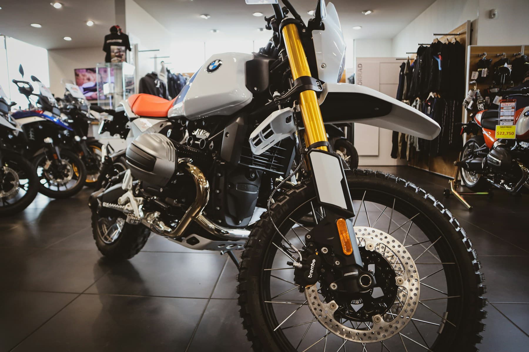 Moto d'aventure en salle de montre